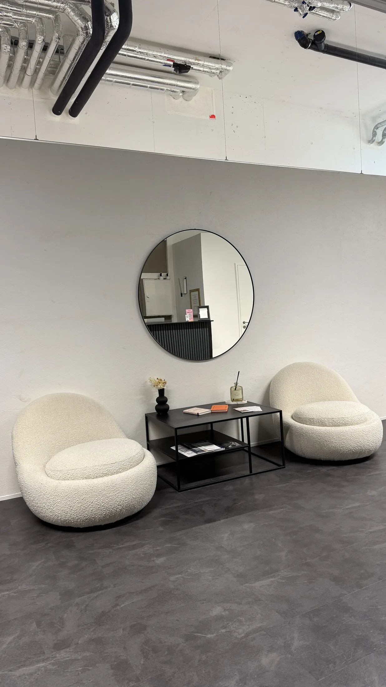 Cocos Beauty Salon Glattpark Lounge mit Sitzbereich und Spiegel