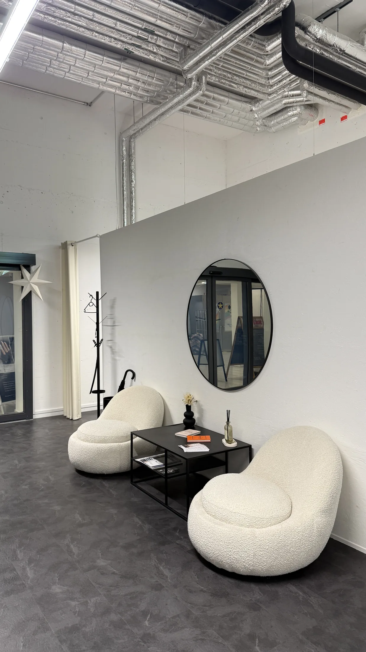 Sitzbereich und Innenraum im Cocos Beauty Salon Glattpark