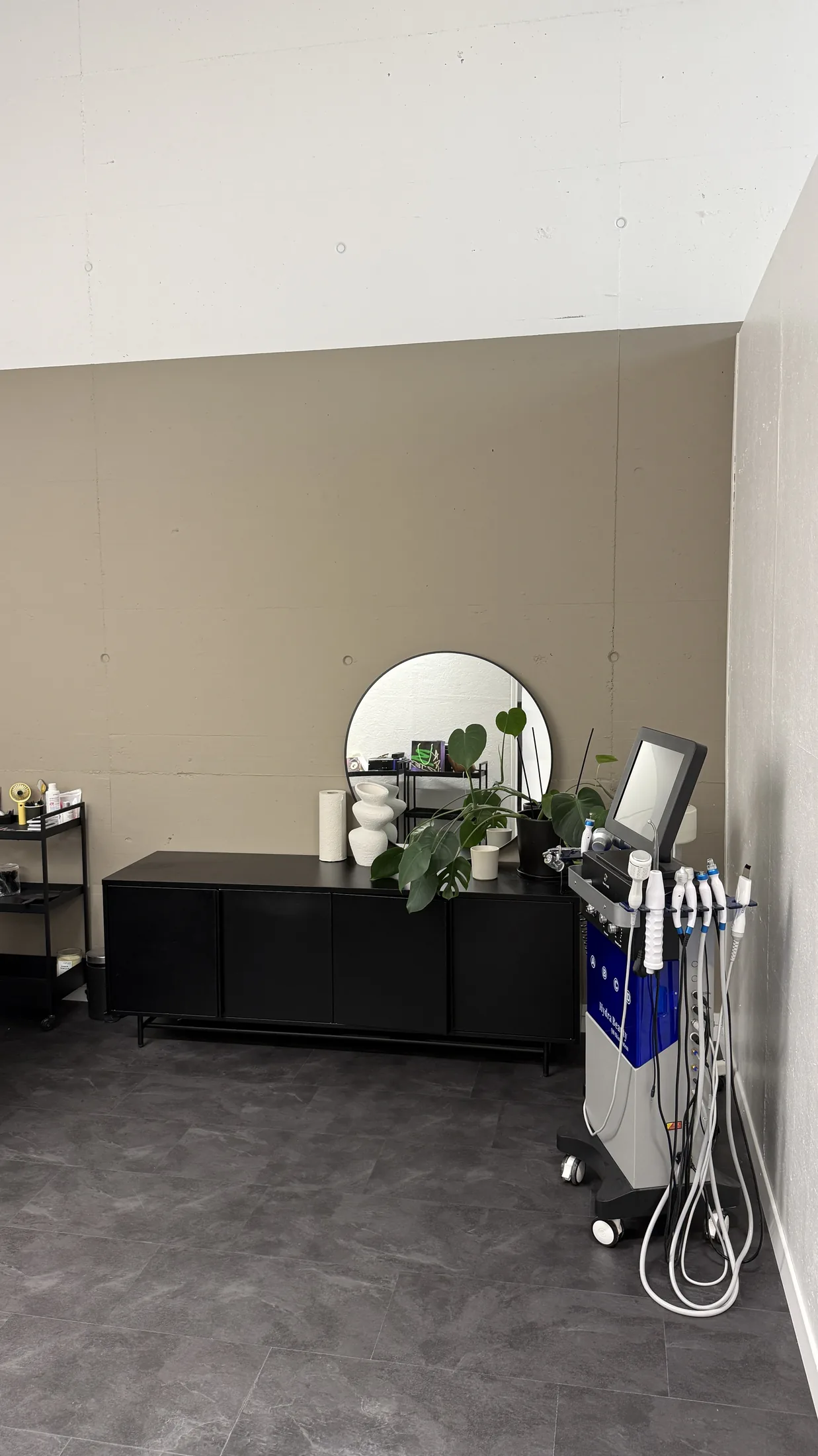 Behandlungs- und Gerätebereich im Cocos Beauty Salon Glattpark